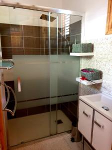 Koupelna v ubytování Gîte 4 étoiles, la Vieille Sucrerie St Claude Guadeloupe, Jacuzzi Spa privatif, vue exceptionnelle sur la mer des Caraïbes + 27 fotografií