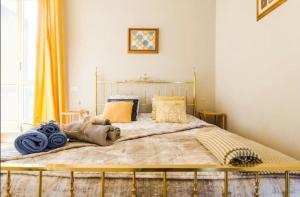 1 dormitorio con 1 cama grande con almohadas azules y amarillas en Meraviglioso Attico con Terrazza Panoramica en Roma