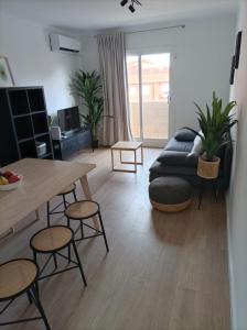 ein Wohnzimmer mit einem Tisch und einem Sofa in der Unterkunft COOL! 5' to metro. 15' to Center/beach by metro. in Santa Coloma de Gramanet
