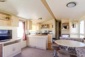 Kuchyň nebo kuchyňský kout v ubytování 8 Berth Caravan To Hire At Breydon Water Holiday Park In Norfolk Ref 10030b