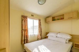 Postel nebo postele na pokoji v ubytování 8 Berth Caravan To Hire At Breydon Water Holiday Park In Norfolk Ref 10030b