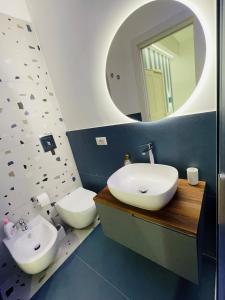 Baño con 2 lavabos y espejo en La Titina Sella en Bari
