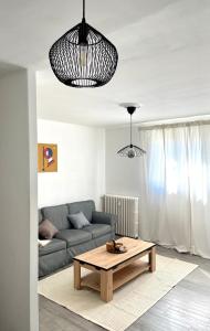 ein Wohnzimmer mit einem Sofa und einem Couchtisch in der Unterkunft Appartement lumineux et traversant in Montauban