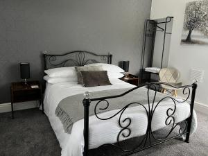 Een bed of bedden in een kamer bij The Queens Hotel Harlech