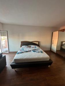 1 dormitorio con 1 cama en una habitación en Villa Abi Center, en Struga