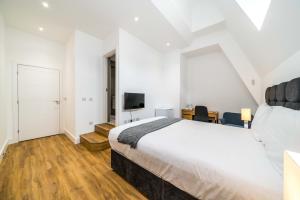Postel nebo postele na pokoji v ubytování Equitable Hotel