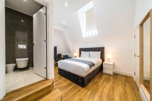 Postel nebo postele na pokoji v ubytování Equitable Hotel