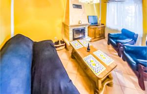 een woonkamer met een bank en een tafel bij Lovely Home In Kamionki Male With Kitchen in Kamionki Małe