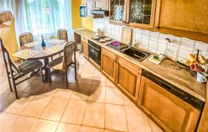 Una cocina con una mesa, un fregadero y una encimera. en Gorgeous Home In Kamionki Male, en Kamionki Małe