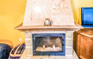 una chimenea con un reloj encima en Gorgeous Home In Kamionki Male, en Kamionki Małe 6 fotos más