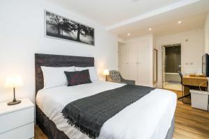 Postel nebo postele na pokoji v ubytování Equitable Hotel