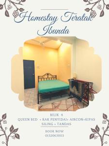 - un lit à baldaquin dans une chambre dans l'établissement Homestay Teratak Ibunda, à Jerantut