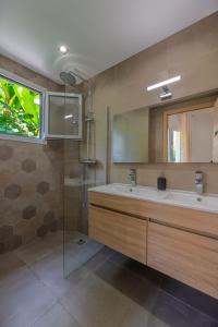 y baño con bañera, lavamanos y ducha. en SUPERBE APPARTEMENT AVEC BALCON PROCHE MONACO, en Beausoleil