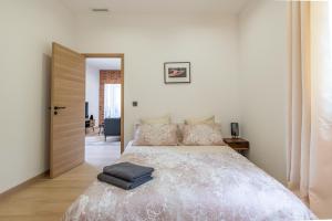 1 dormitorio con 1 cama grande y puerta en SUPERBE APPARTEMENT AVEC BALCON PROCHE MONACO, en Beausoleil