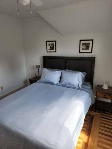 Säng eller sängar i ett rum på Lovely two bedroom apartment with free parking