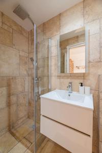 a bathroom with a sink and a shower at CHARMANT STUDIO RENOVÉ 150m DE MONACO in Beausoleil