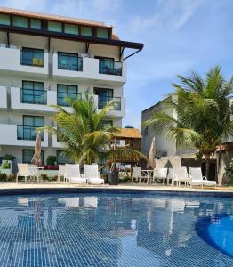 uma piscina em frente a um hotel em Porto de Galinhas no Laguna em Porto de Galinhas