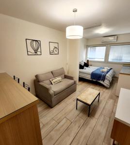 una sala de estar con un sofá y una cama en Buenos Aires Downtown I, en Buenos Aires