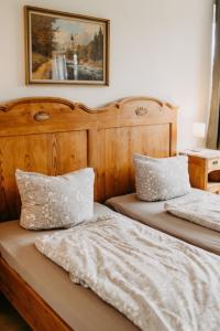 a bedroom with two beds and a picture on the wall at Haus Holli Zarrentin am Schaalsee in Zarrentin