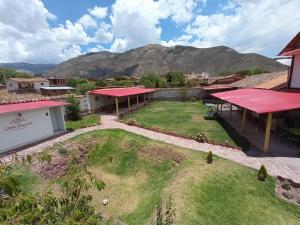 una vista aérea de un jardín con montañas en el fondo en Casona Buenavista Andahuaylillas, en Andahuaylillas