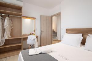 A bed or beds in a room at Horizon Ionian Villas Még 23 kép