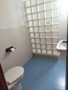 a bathroom with a toilet and a sink at Casa rural cascales in Cervera del Llano