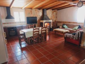 ein Wohnzimmer mit einem Tisch und einem Kamin in der Unterkunft Casa rural cascales 