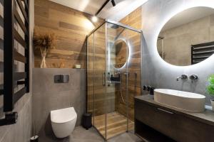 La salle de bains est pourvue de toilettes, d'un lavabo et d'une douche. dans l'établissement City Center Sanctuary Modern Studio with Electric Car-Friendly Features in Vilnius, à Vilnius