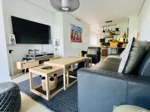 Televízia a/alebo spoločenská miestnosť v ubytovaní Luxury Apartment Sunset Golf Estepona