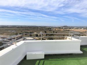 een wit balkon met uitzicht op een veld bij Luxury Attics Plaza Punto PARKING INCLUIDO in Huelva