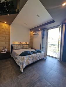 Llit o llits en una habitació de Mongibello Palace B&B