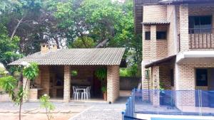 een klein bakstenen huis met een tafel op de binnenplaats bij RECANTO da LAGOA in Jijoca de Jericoacoara