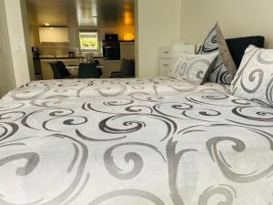 a bedroom with a large bed with a design on it at Traumperle in Erfurt