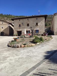 a stone building with a driveway in front of it at Casa Berrobiaenea in Narcué