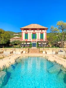 una casa con una gran piscina frente a ella en Casa Gran 1771 - MontRubí Winery Hotel - Adults Only, en Font-Rubí