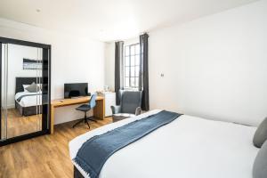 Postel nebo postele na pokoji v ubytování Equitable Hotel