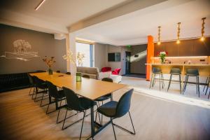 una sala da pranzo con tavolo e sedie in una stanza di Adventure Lake Resort - Simared a Baia Mare