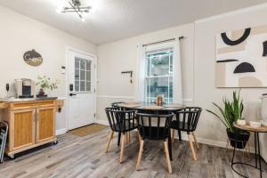 une cuisine et une salle à manger avec une table et des chaises dans l'établissement Sidney Springs Cottage, à Boiling Springs 24 autres photos