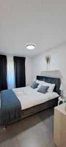 Postel nebo postele na pokoji v ubytování New Apartments Škofije Ankaran + 29 fotografií