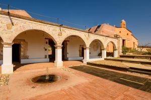 a courtyard with a fountain in the middle of a building at Ex Hacienda San José in Oaxaca City