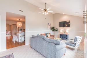 Гостиная зона в Spacious ranch minutes to Stone Harbor in the heart of downtown