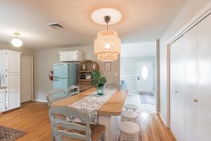 Serene single story, Grill, Fire Pit, fenced yard and Pet friendly stay的厨房或小厨房