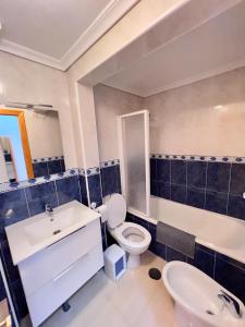 La salle de bains est pourvue d'un lavabo, de toilettes et d'une baignoire. dans l'établissement Calle canarias, à Gran Alacant