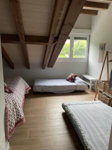 Giường trong phòng chung tại Casa adosada agradable entre playas y montañas