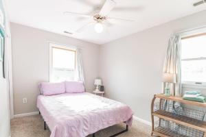 Serene single story, Grill, Fire Pit, fenced yard and Pet friendly stay客房内的一张或多张床位