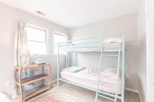 Serene single story, Grill, Fire Pit, fenced yard and Pet friendly stay客房内的一张或多张床位