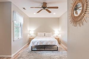 开普梅法院Serene single story, Grill, Fire Pit, fenced yard and Pet friendly stay的带床和吊扇的卧室