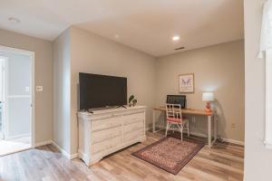 Serene single story, Grill, Fire Pit, fenced yard and Pet friendly stay的电视和/或娱乐中心