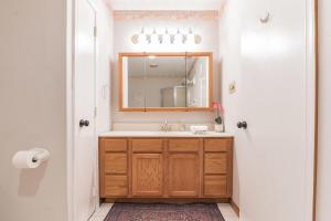 开普梅法院Serene single story, Grill, Fire Pit, fenced yard and Pet friendly stay的带水槽和镜子的浴室