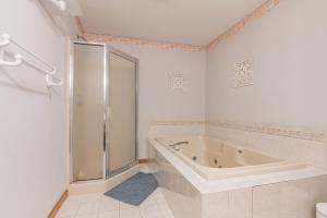 开普梅法院Serene single story, Grill, Fire Pit, fenced yard and Pet friendly stay的带浴缸和淋浴的白色浴室 更多25张照片